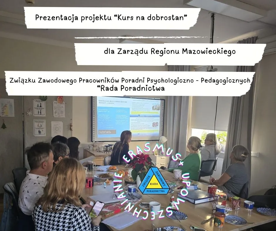 członkowie związku zawodowego Rada Poradnictwa oglądają prezentację na temat projektu Kurs na Dobrostan realizowanego w  SPPP Uniwersytet dla rodzicówramach Erasmus +